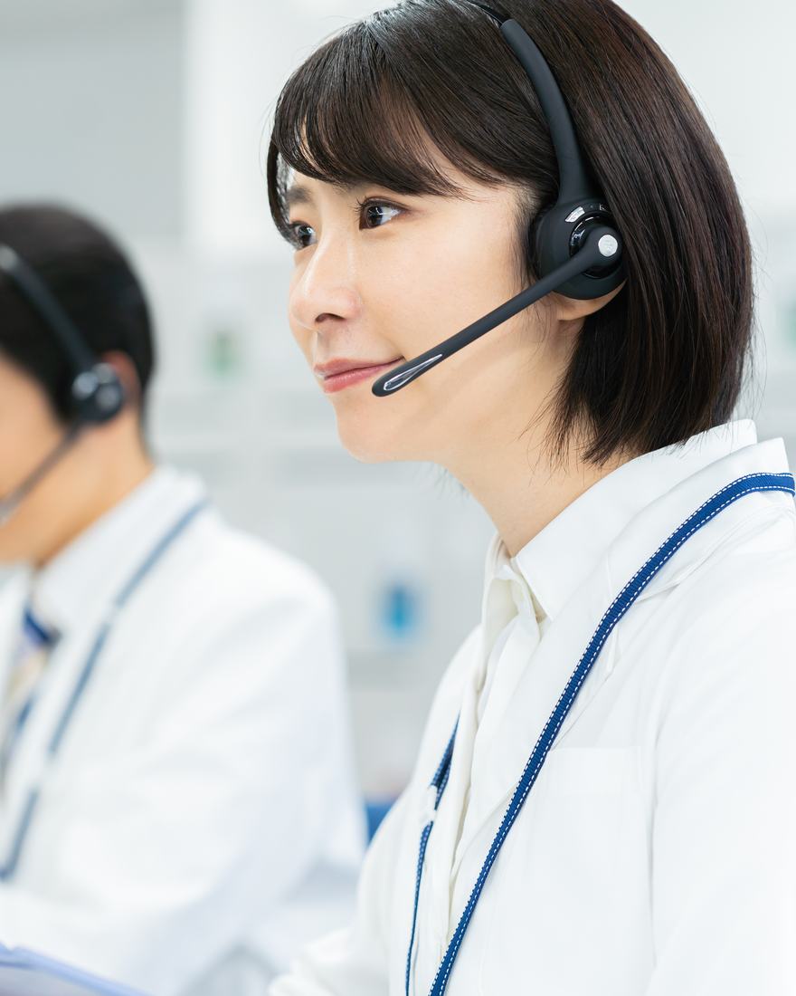 電話を受ける看護師