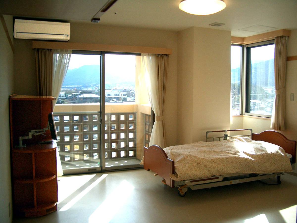 窓から街並みを望む居室